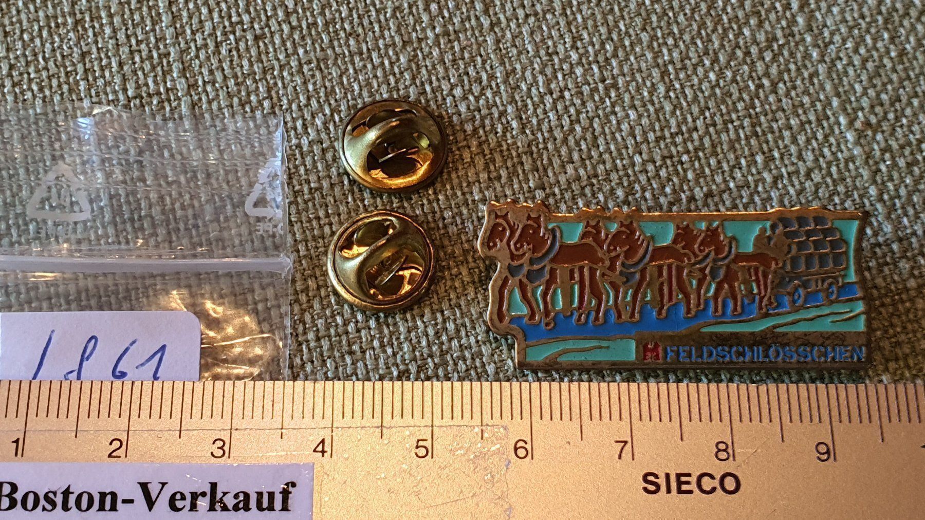 Plaketten & Abzeichen: I861 - Pin Feldschlösschen Sechsspänner – Gebraucht aus Reinach BL von Boston-Verkauf 2