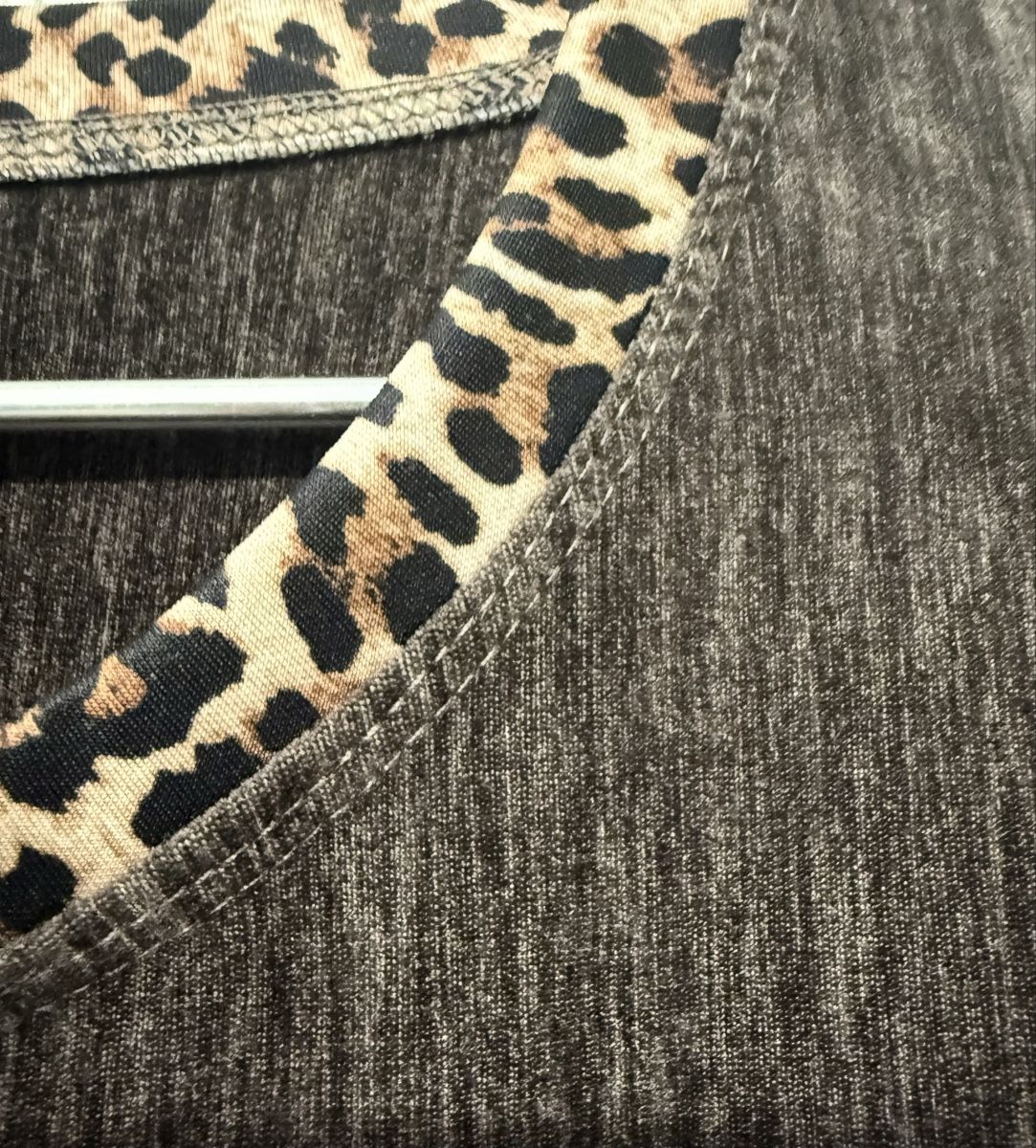Maglioni & Felpe: Samtpullover XL braun mit Leo-Ausschnitt, Grösse XL – Nuovo (secondo la descrizione) da Lyss venduto da Sibella56 1