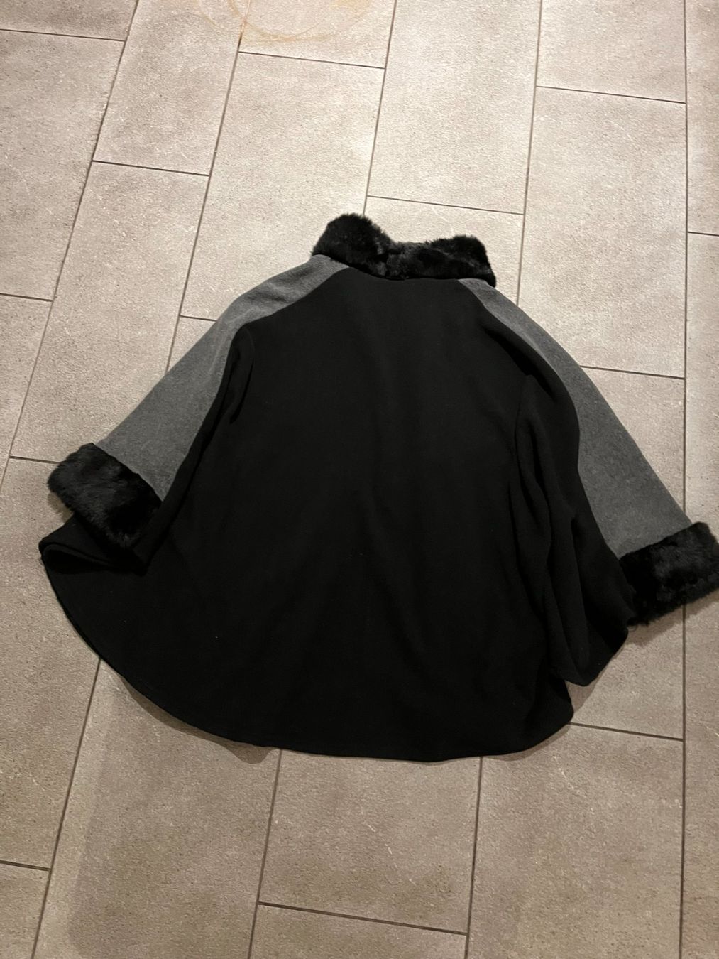 Sonstige Damenmode: Winter Cape – Gebraucht aus Solothurn von Floefi 1