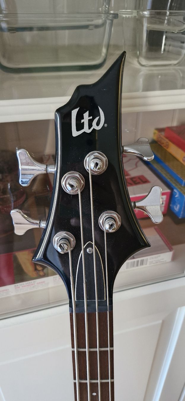 Strumenti musicali: E-Bass schwarz guter Zustand – Nuovo (secondo la descrizione) da Rupperswil venduto da Cielo46 1