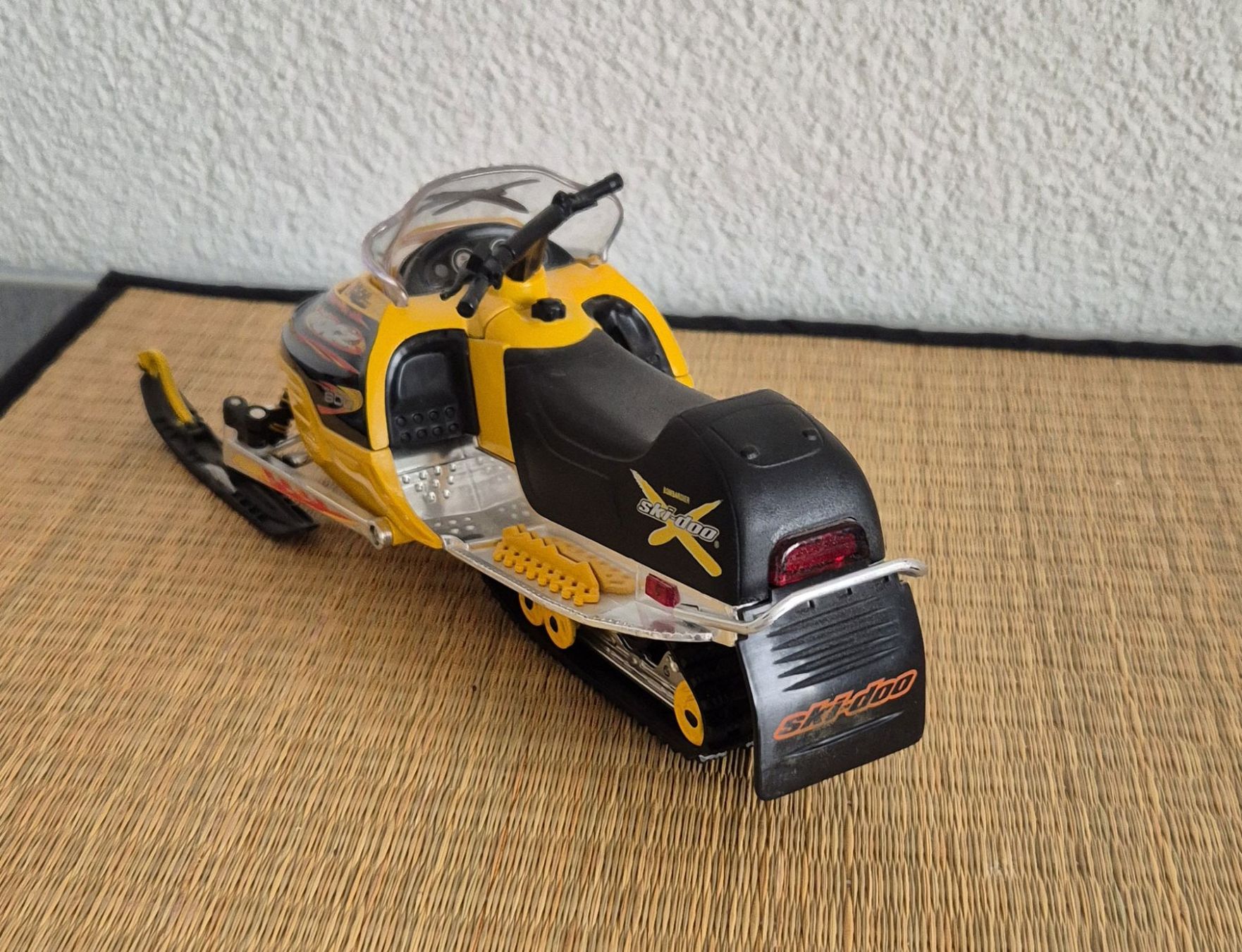 Giocattoli: New-ray Ski-doo MXZ 800 Snowmobile von 2002 – Difettoso da Dübendorf venduto da Povo 5