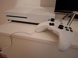 Microsoft Xbox One S + Controller  guter Zustand