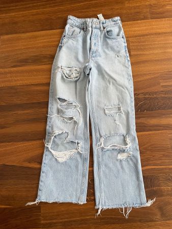 Zara-Jeans mit Löcher