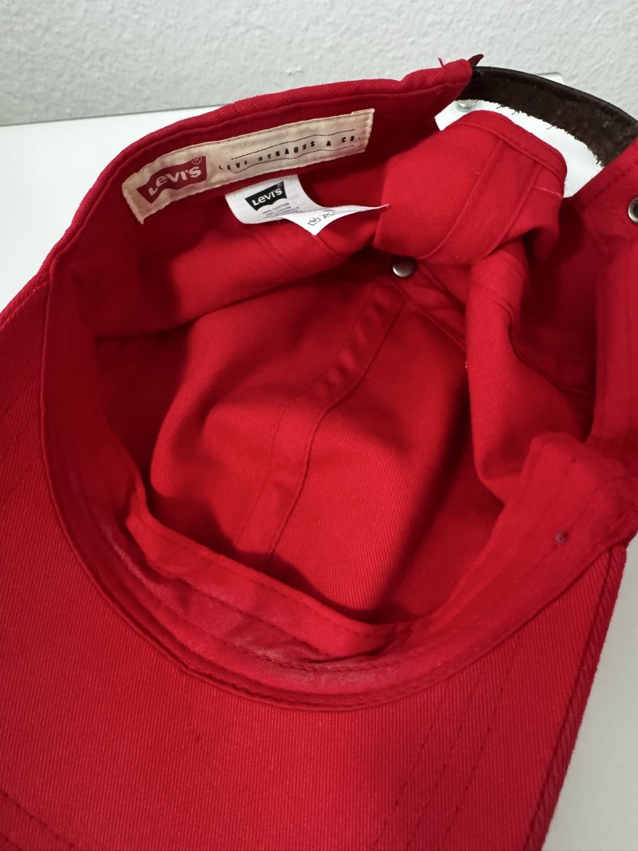 Altro in  Abbigliamento & Accessori: Levi's Kappe rot Baseball Cap gute Verfassung – Usato da Dietikon venduto da alb_lc2j 1