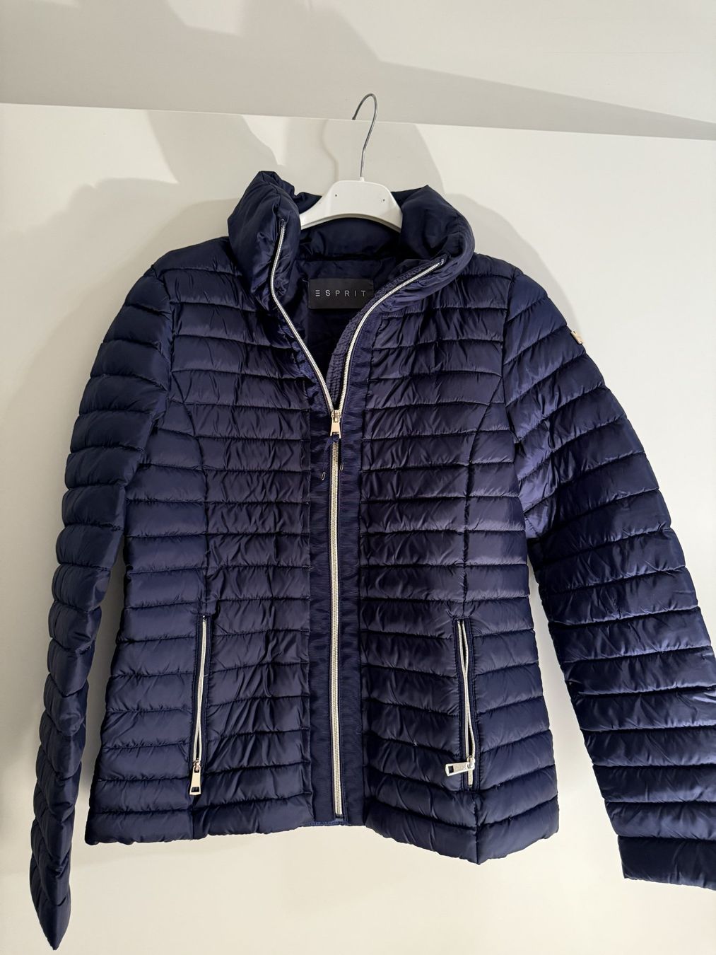 Esprit Giacche: Esprit Damen Steppjacke / Winterjacke dunkelblau Gr. S – Usato da Zürich venduto da SEDRAEN