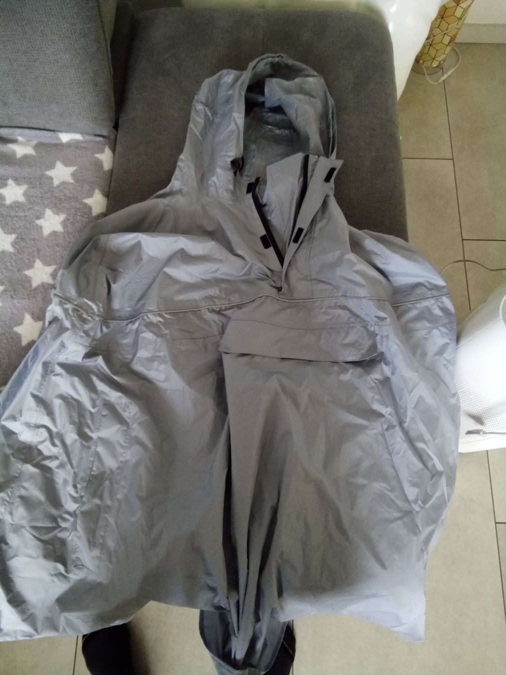 Altro in  Abbigliamento & Accessori: Graue Regenpancho mit Kapuze  Einheitbgrsösse Postversa – Usato da Klingnau venduto da Wild71