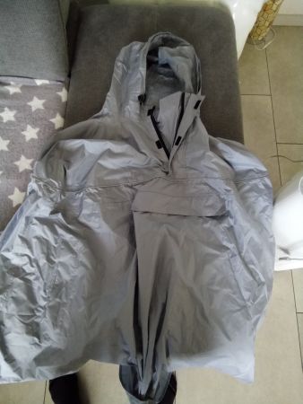 Graue Regenpancho mit Kapuze  Einheitbgrsösse Postversa