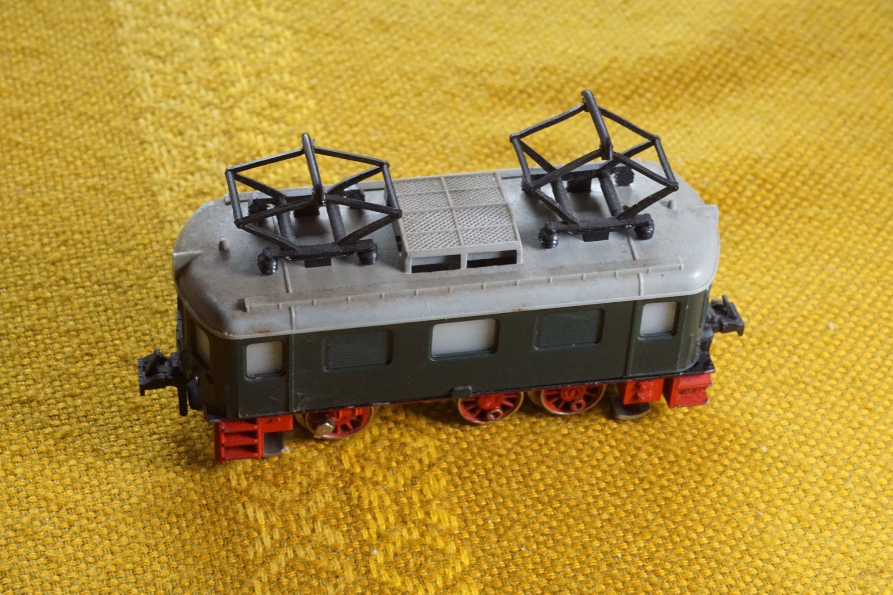 Trix Modelleisenbahnen: E-Lok grün Trix-Express alt – Gebraucht aus Gränichen von iknow 3