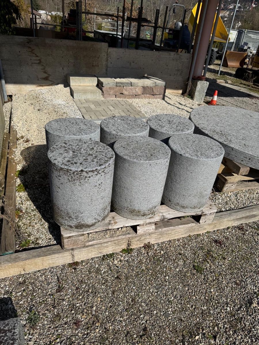 Tavoli: Steintisch mit Sitzhocker aus Tessiner Granit – Usato da Aesch BL venduto da strawberry. 2