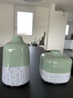 2 Vasen in Pastellgrün mit blauem Muster