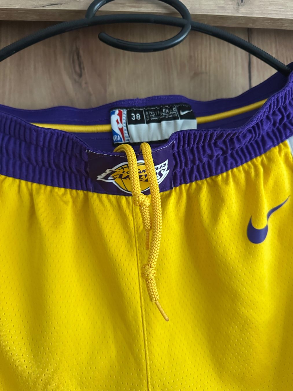 Nike Pantaloni: Lakers Hose – Nuovo (secondo la descrizione) da Ittigen venduto da saa_8kfv 1
