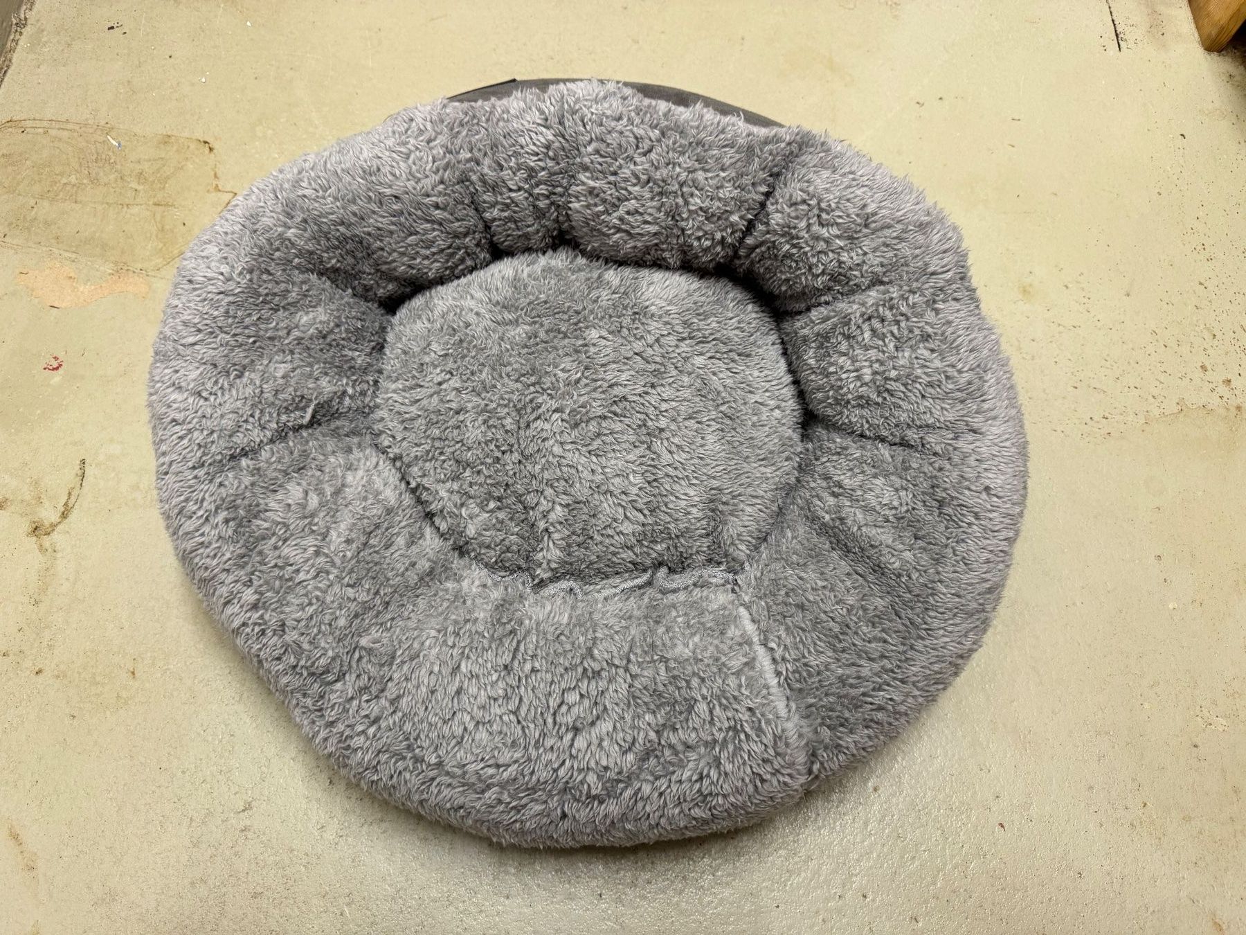 Cucce & Letti: Katzen- Hundebett, Grau, Durchmesser 45cm – Usato da Beckenried venduto da chef3945 1