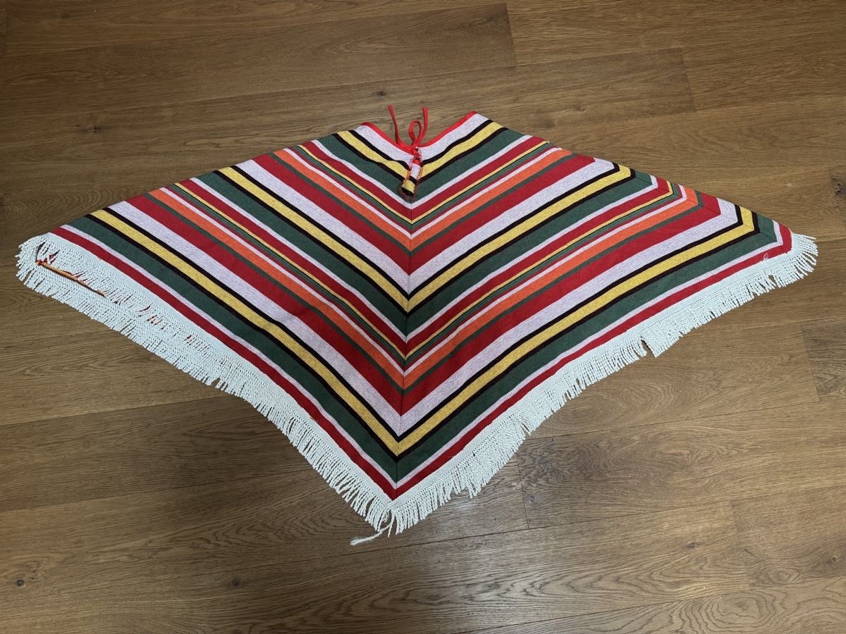 Altro in  Abbigliamento & Accessori: Poncho mit Streifenmuster und Fransen – Usato da Rüti ZH venduto da Movel123 1