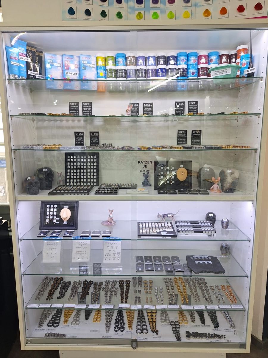 Vitrinen: Schmuckauslage Vitrine mit Beleuchtung – Gebraucht aus Strengelbach von KW.