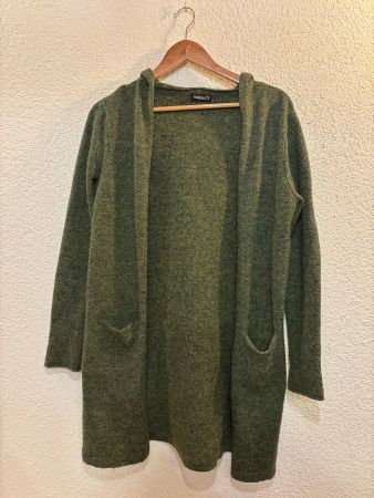 Kuscheliger Strickcardigan Janina Gr. 38 mit Kapuze grün
