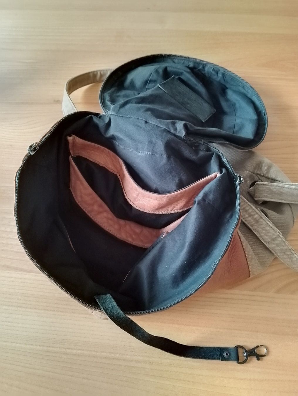 Zaini: Super Schweizer Rucksack Kalbsleder Stoff Reissverschl. def. – Difettoso da Luzern venduto da Seri4 4
