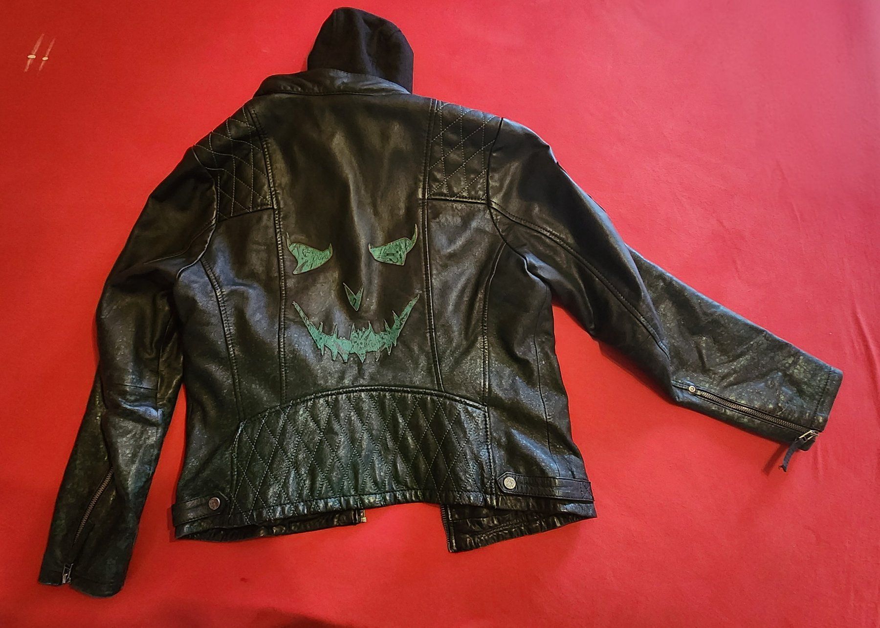 Giacche: Schwarze Kunstlederjacke mit Kapuze, Suicide Squad – Usato da Brittnau venduto da AkimaJukato 1