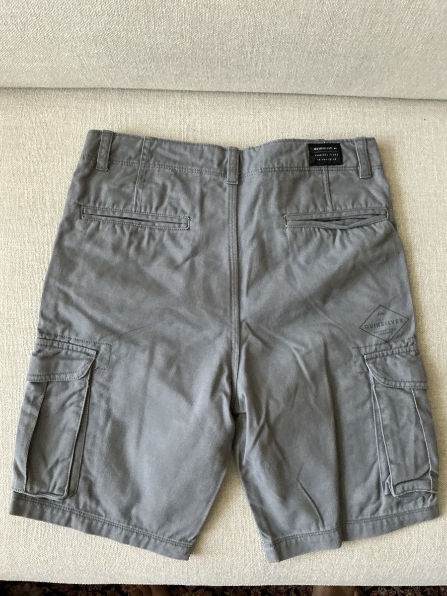 Quiksilver Pantalons: Quicksilver grey shorts – D'occasion à Freienbach par sat_yny8 1