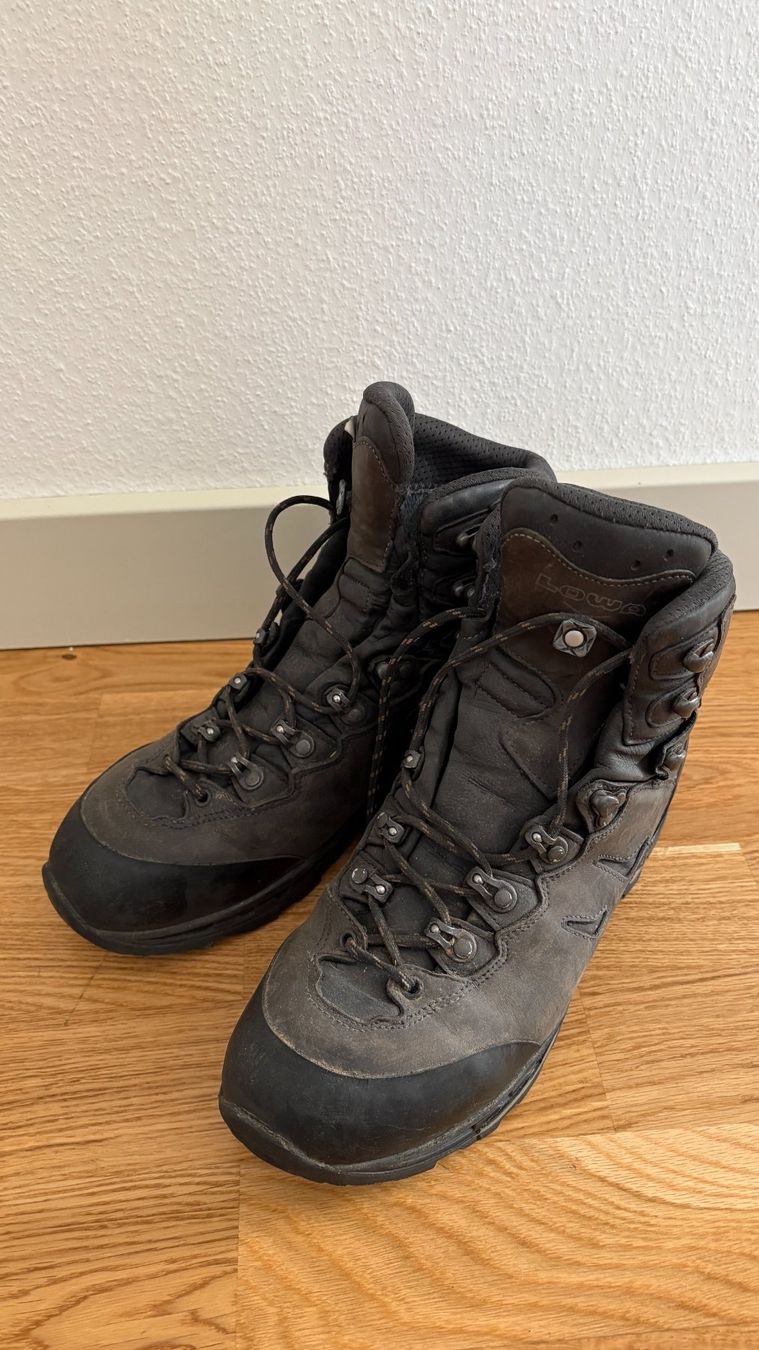 Lowa Chaussures hommes: Lowa Wanderschuhe Grösse 43 1/2 – D'occasion à Zürich par WillySchnaefeli