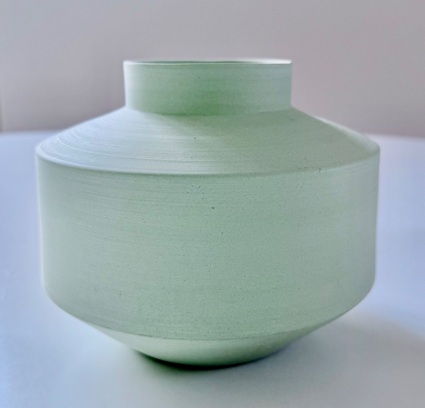 Vasen & Gefässe: Zartgrüne, moderne Vase – Gebraucht aus Luzern von Mamutpe