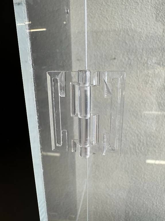 Vetrine: Mobile Vitrine mit Acrylglas und Schloss auf Rollfuss – Usato da Obernau venduto da Arche_Noah_Brocki 8