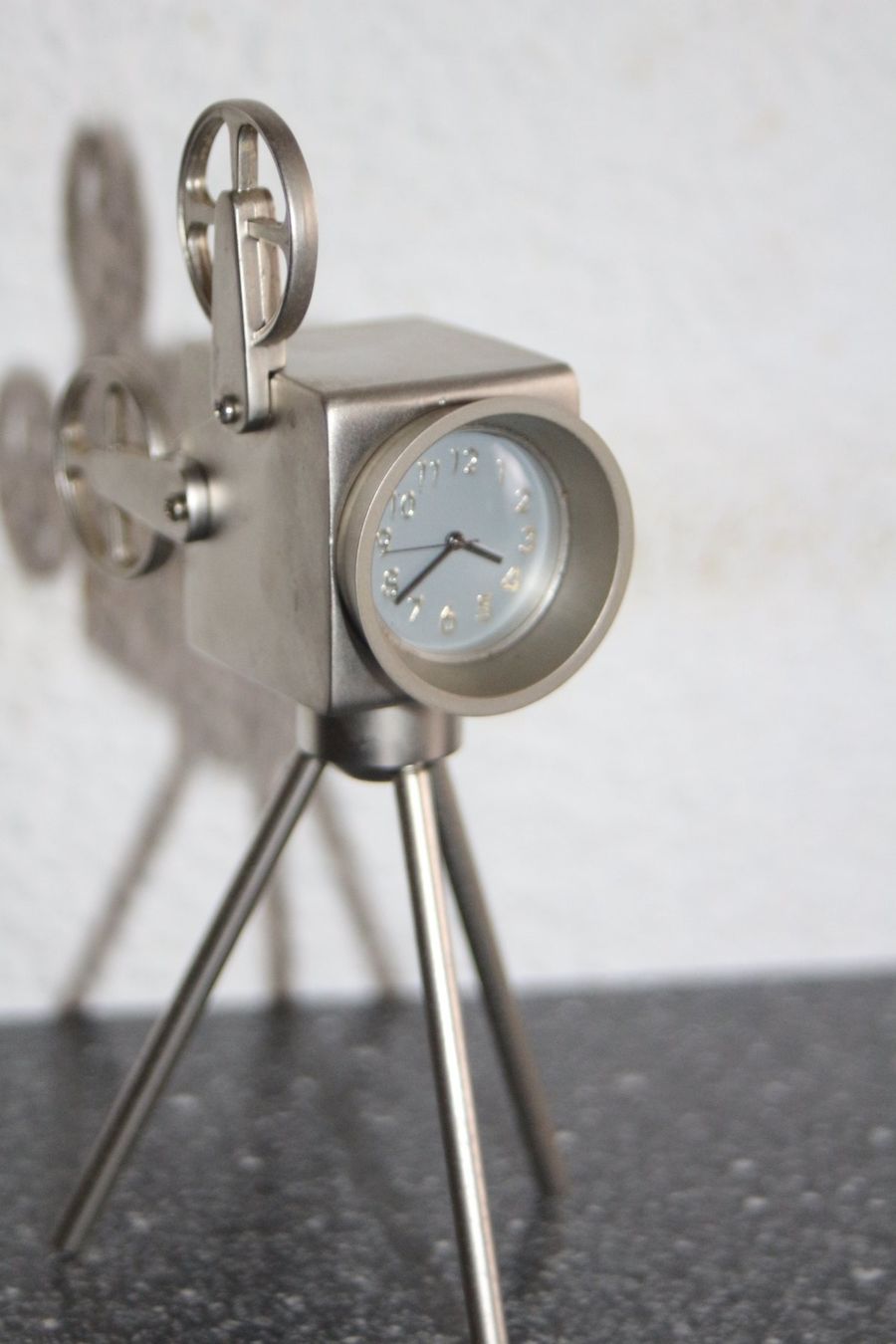 Orologi da terra & Orologi da parete: Kleine Filmkamera- Uhr – Usato da Benglen venduto da polli77