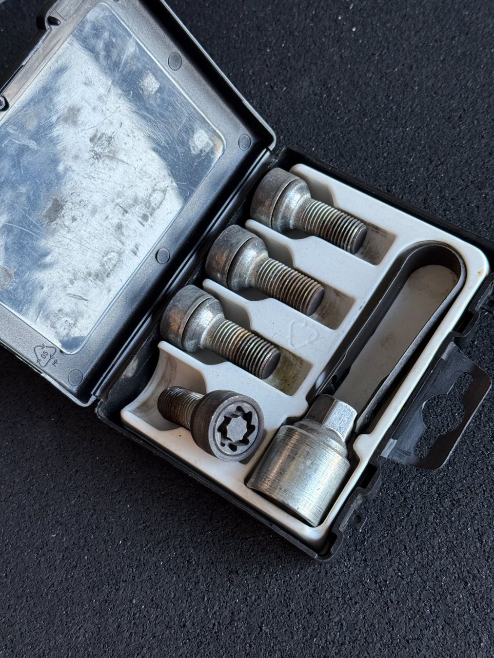 Audi Tutti pezzi di ricambio auto: Audi Radsicherungsset – Usato da Belp venduto da neno24 1
