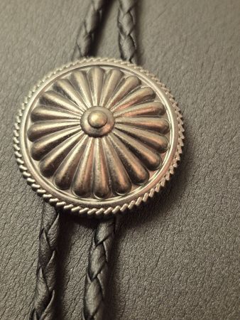 36) Bolo-Tie Westernkrawatte Concho Runde Silber