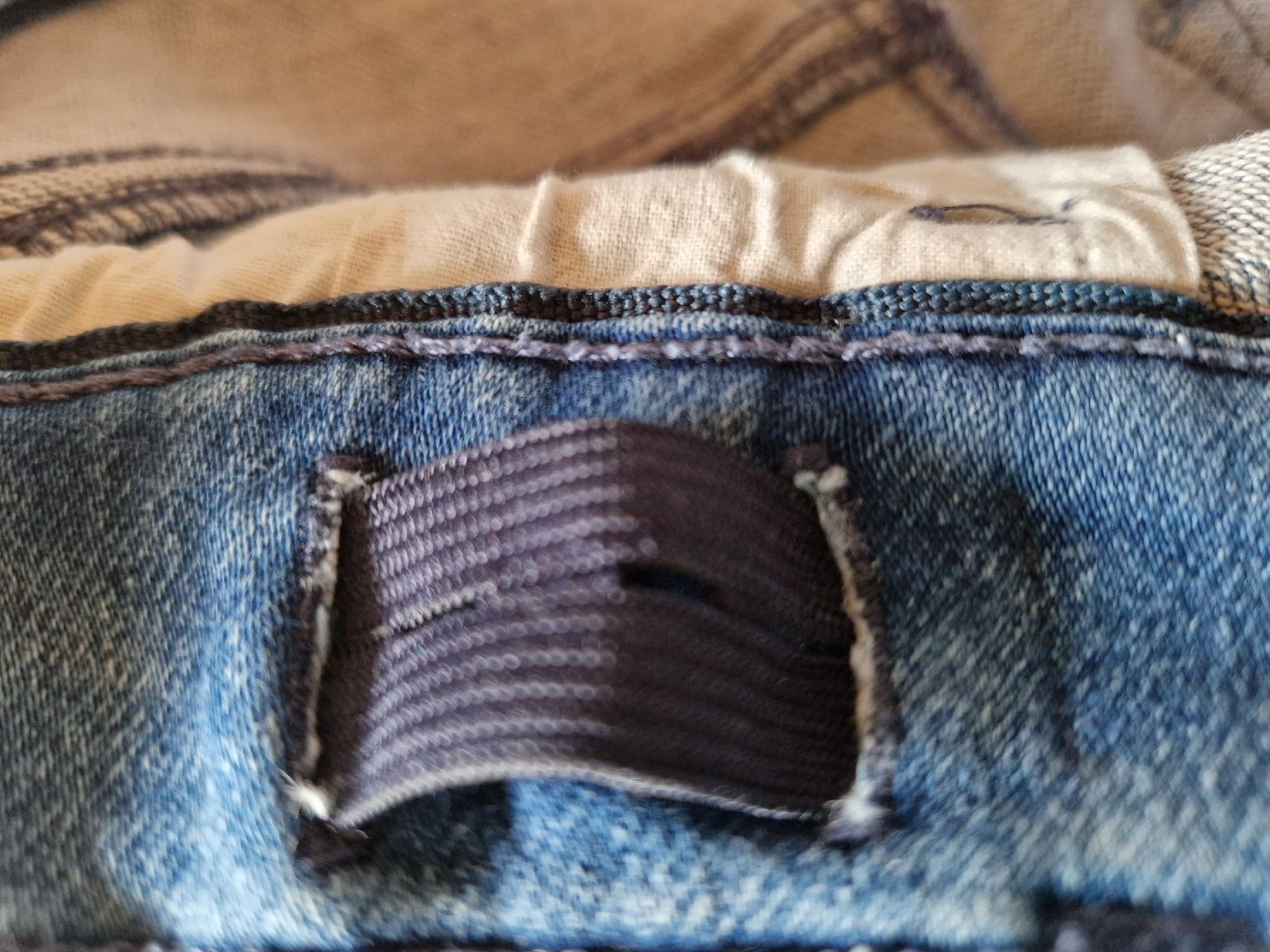 S.Oliver Pantaloni: Neue s.Oliver Jeans, hellblau, Gr. 158 regular mit Gummizug – Nuovo (secondo la descrizione) da Niederscherli venduto da 20sydney02 6