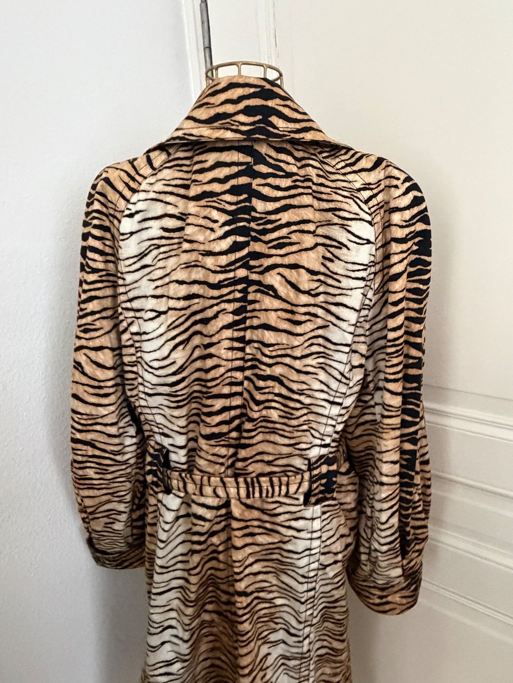 Escada Mäntel: Escada Trenchcoat mit Tigerprint, Gr. 44/46 - ein Hingucker! – Gebraucht aus Basel von Blausara707 4