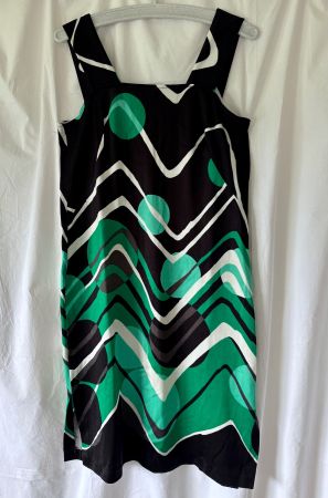 Sommerkleid im grafischen Retro-Design