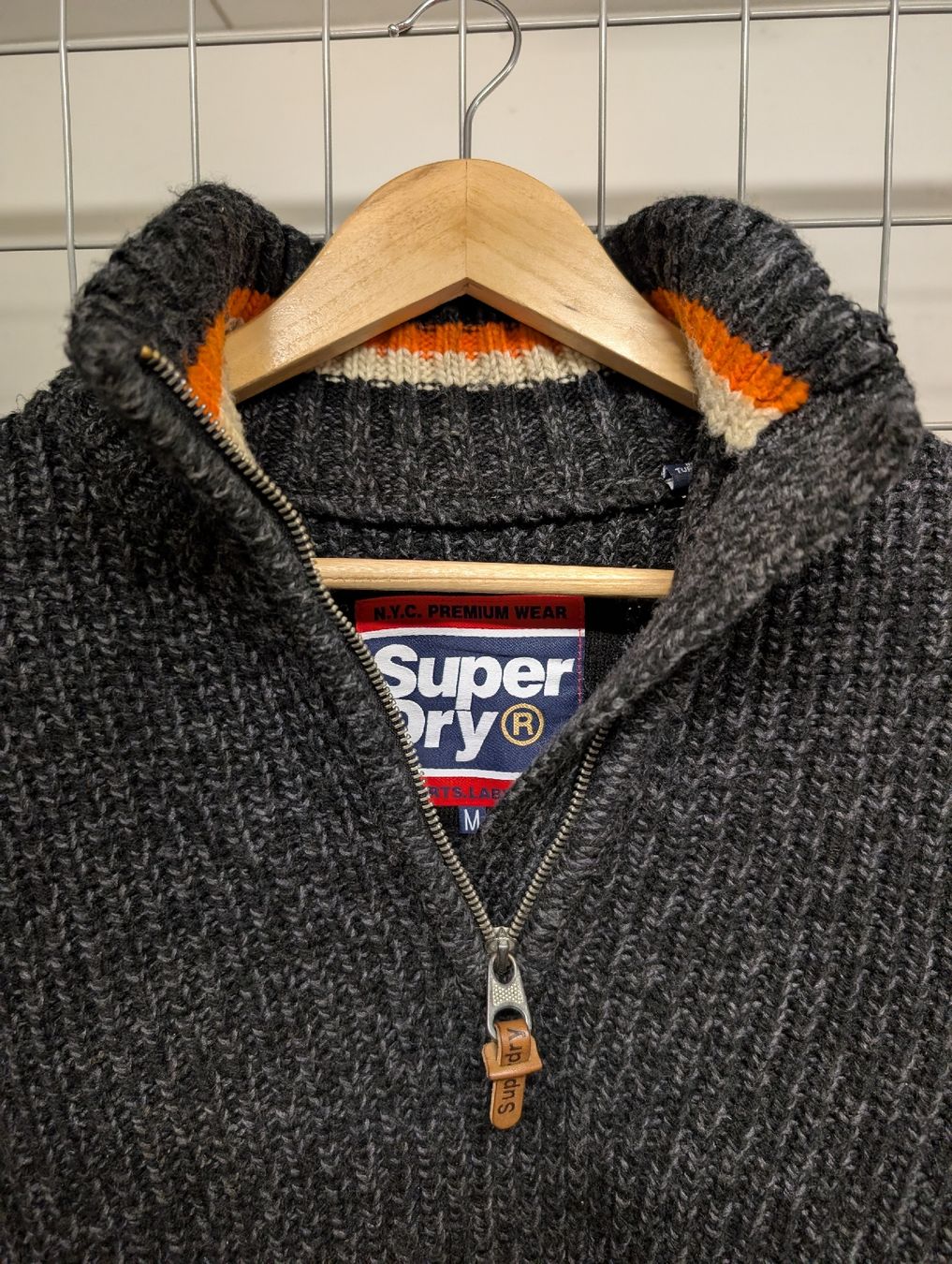 Superdry Pullover & Sweatshirts: Superdry Strickpullover, Grösse M, Grau/Orange – Gebraucht aus Zürich von jfk_ch