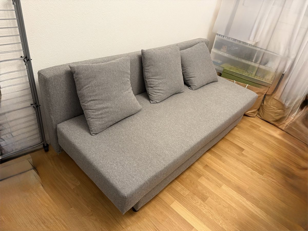 Divani: Divano letto grigio chiaro con 3 cuscini - Affare! – Usato da Grono venduto da val_997r 2
