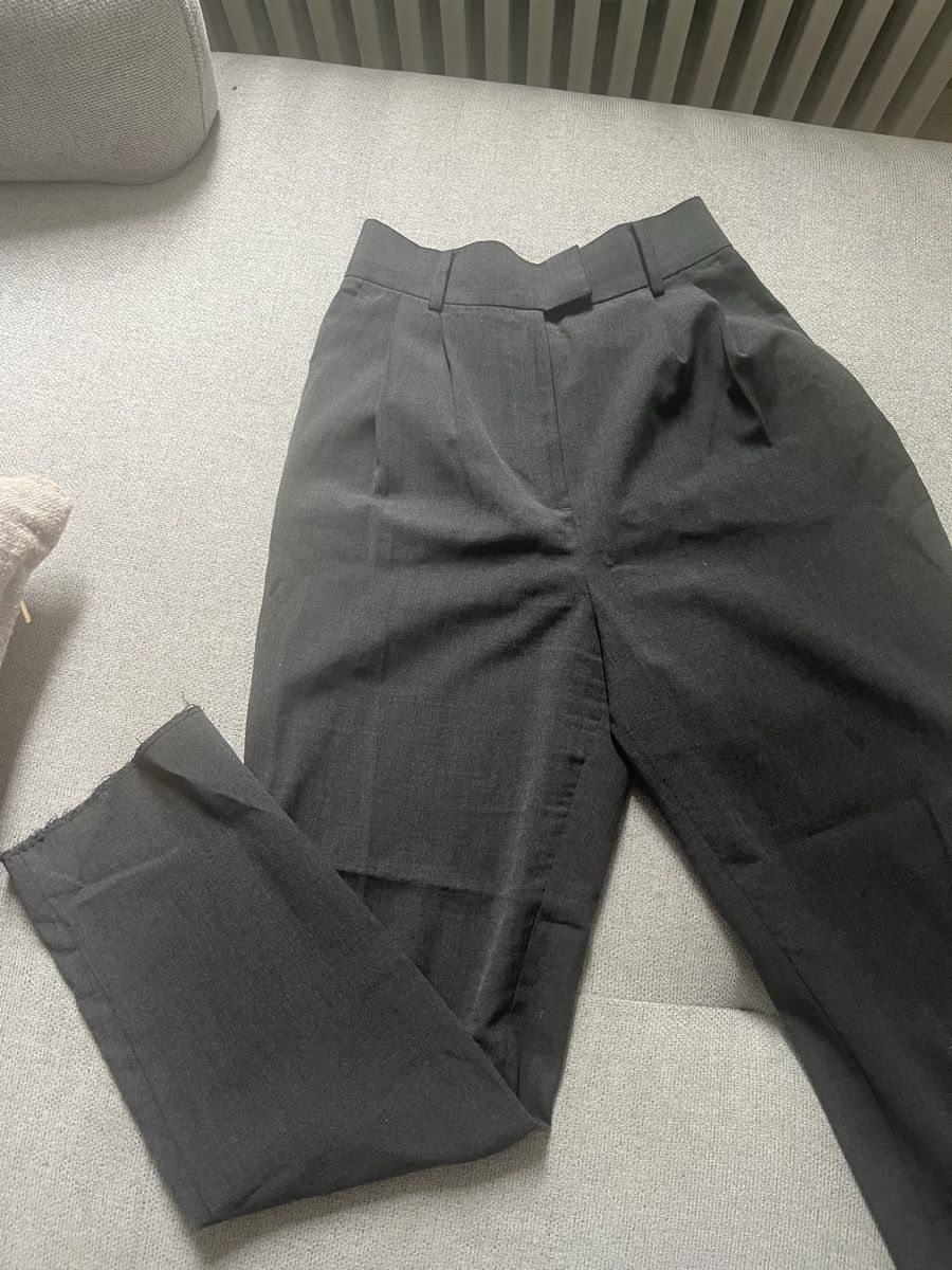 H&M Hosen: Pantalon gris taille 34 bon état – Gebraucht aus Nyon von ali_w2tv