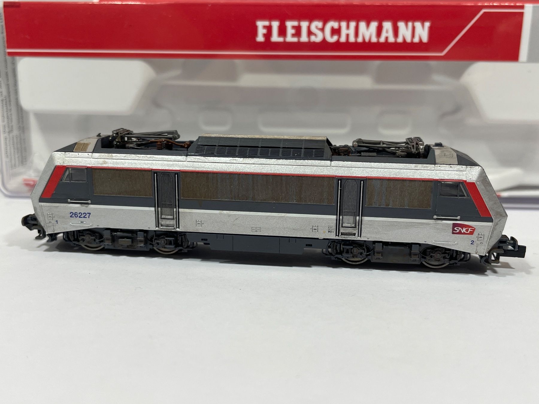 Fleischmann Modellini di ferrovie: Fleischmann 732241 SNCF BB 26227 E-Lok, gealtert, Spur N – Usato da Wilderswil venduto da Modellbahn-Shop-Moll 3