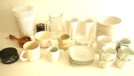 Viel Keramik & Glas: Becher, Krüge, Schalen, Tassen