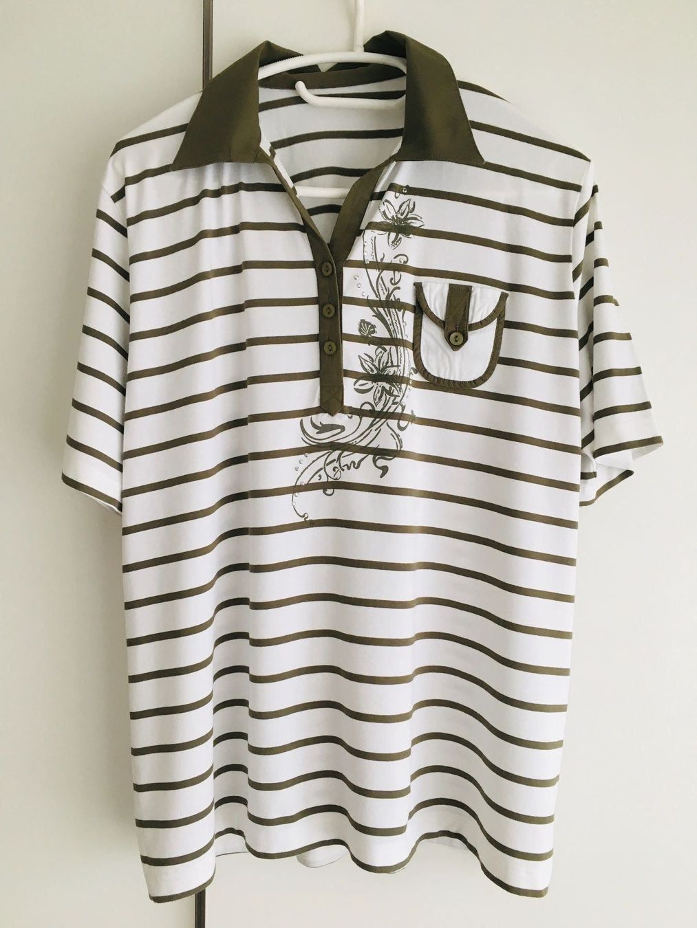 Magliette Polo: Neuwertiges Poloshirt weiss-olive – Usato da Bern venduto da Smile-2707 1