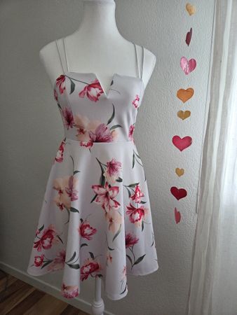 Kleid NEW LOOK PETITE Blumenmuster grau Grösse 36 neuwertig
