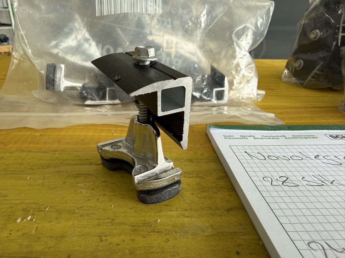 Novotegra Supporti a parete: Novotegra Schienenklemmen – Nuovo (secondo la descrizione) da Roggwil BE venduto da fengshui 2