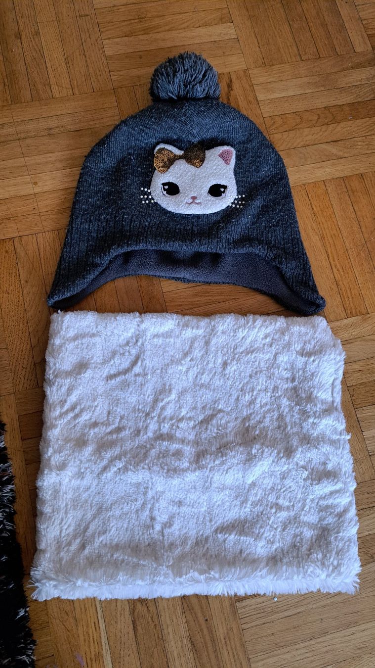 Altro abbigliamento per bambina: Echarpe douce et chapeux,  bon état – Usato da Meyrin venduto da Zahra011