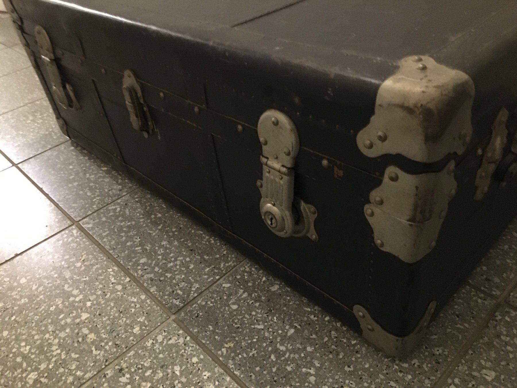 Valigie: Antiker Reisekoffer - Überseekoffer – Usato da Binz venduto da Dsc1 4
