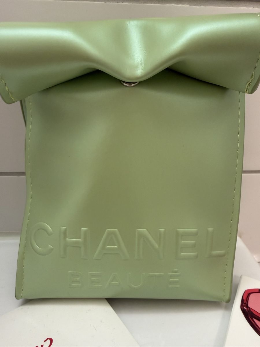 Chanel Kosmetikkoffer: Chanel Beauty bag green – Gebraucht aus Schleitheim von ptksz