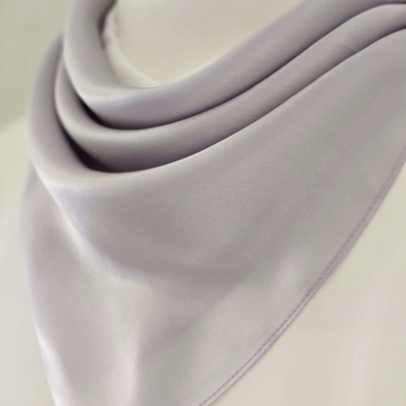 Foulard & Sciarpe: New 53cm Silk Scarf Square Silver Light Grey Plain Color – Nuovo e nell'imballaggio originale da Baar venduto da virginiablossoms 1