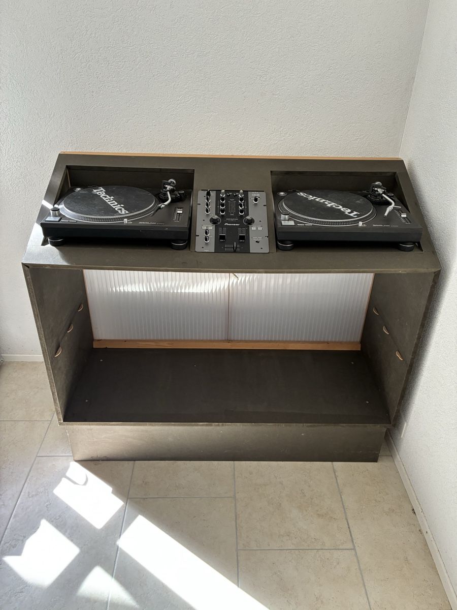 Console di mixaggio: DJ Table (für 2 Technics MK2 Turntables) – Usato da Goldswil venduto da Simonsays 2