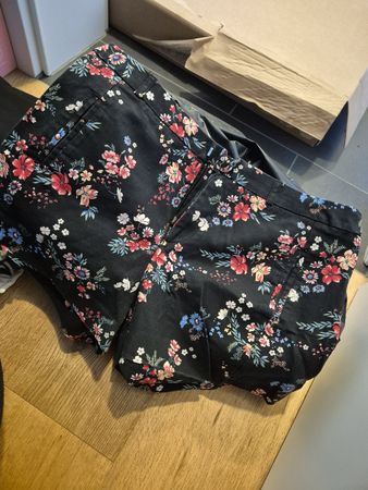 AMISU Damen Shorts schwarz Blumenmuster Grösse 42 neuwertig