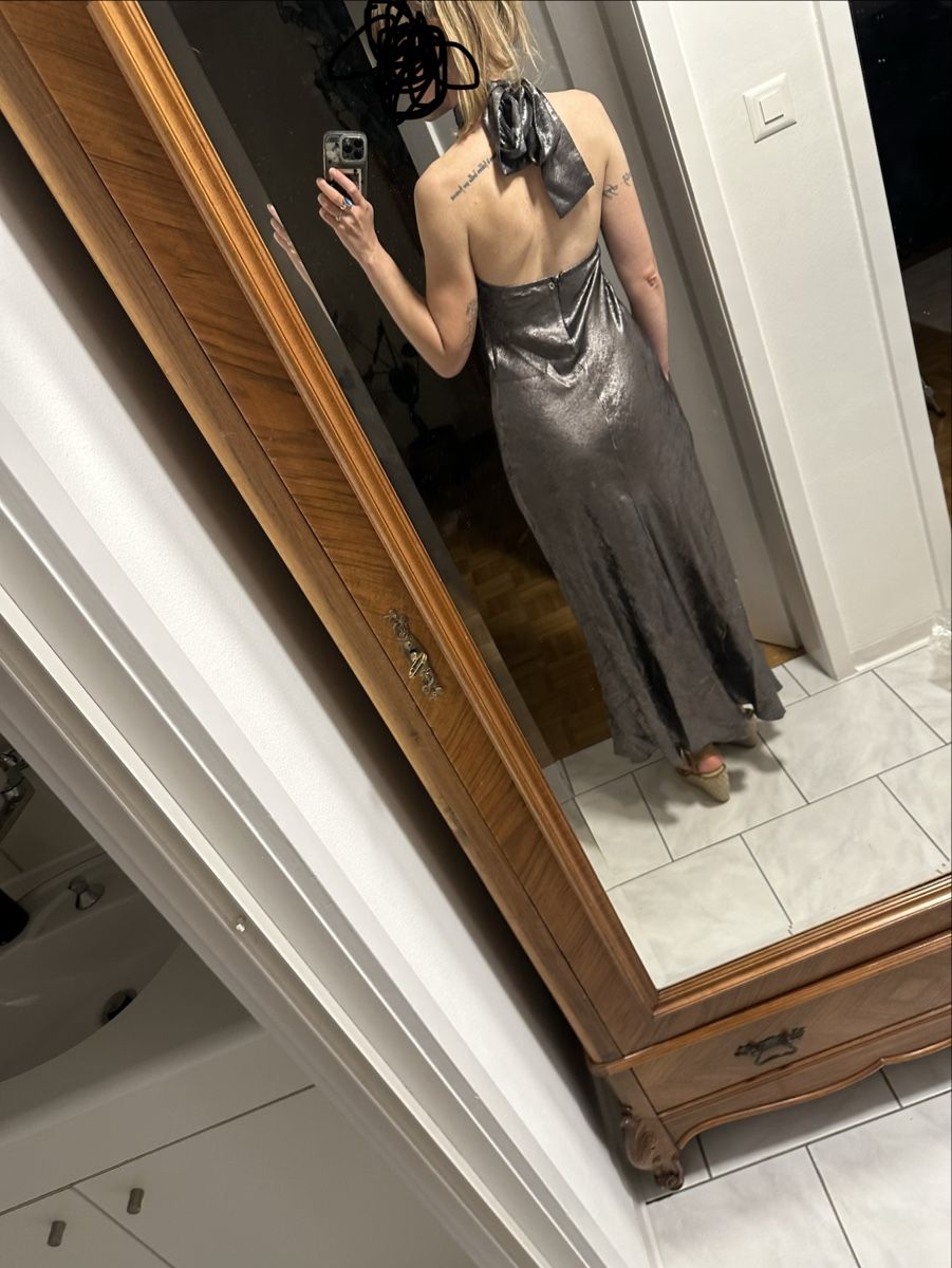 Guess Kleider: Guess Kleid silbrig neu – Neu (gemäss Beschreibung) aus Luzern von MonikaSie 1