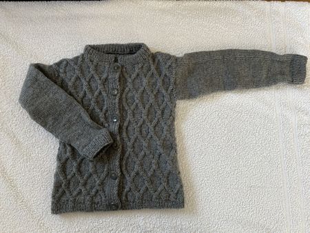 Knaben Strickjacke grau Zopfmuste