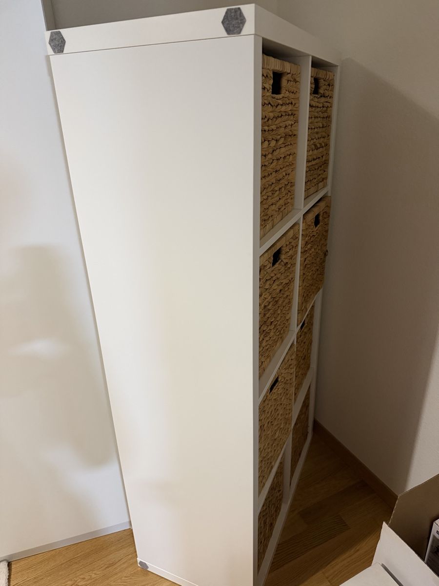 Scaffali: Regal weiss mit 8 Flechtkörben – Nuovo (secondo la descrizione) da Oberwil BL venduto da Hariva 2