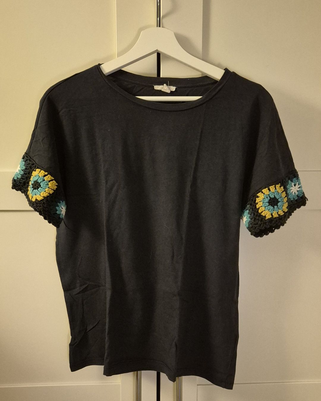 T-shirt: T-Shirt blau mit Häkelrand – Usato da Zürich venduto da c_ysb2