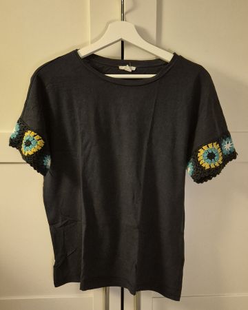 T-Shirt blau mit Häkelrand